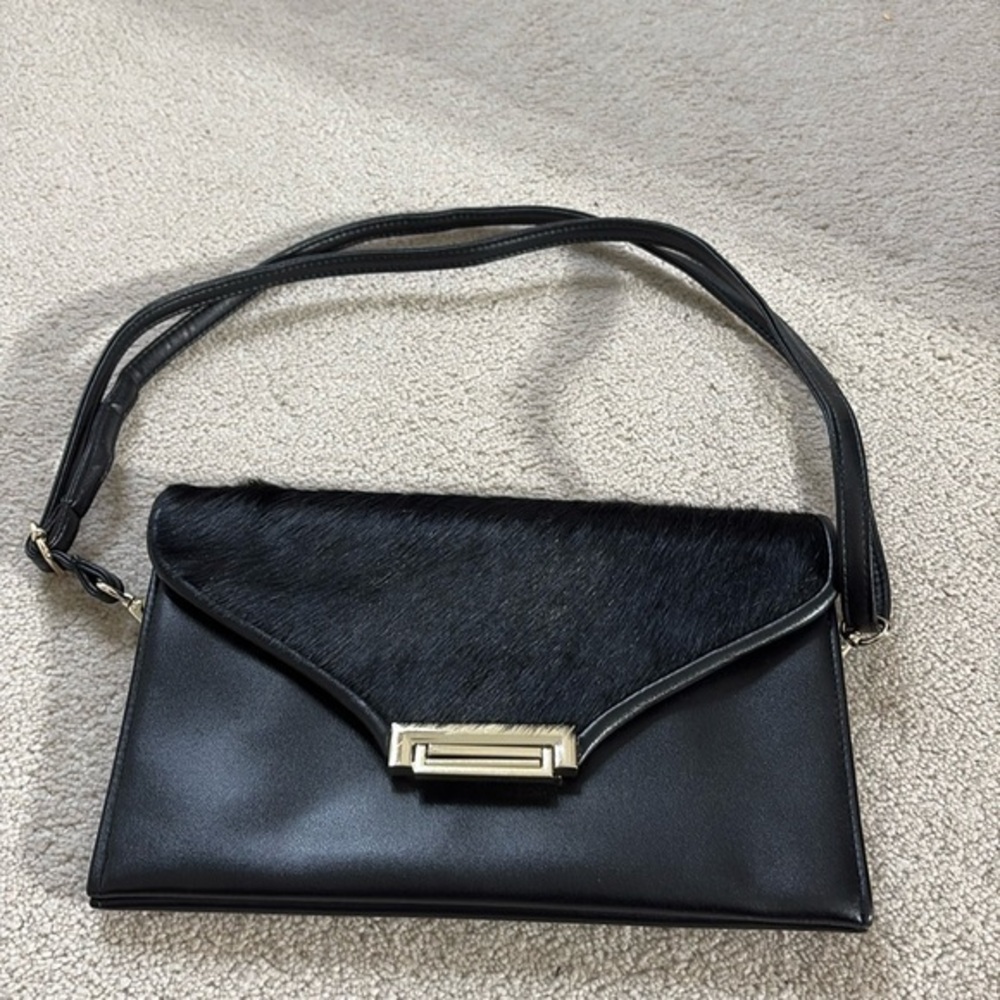 🗄️ Inzi black  bag w removable strap and fur detail